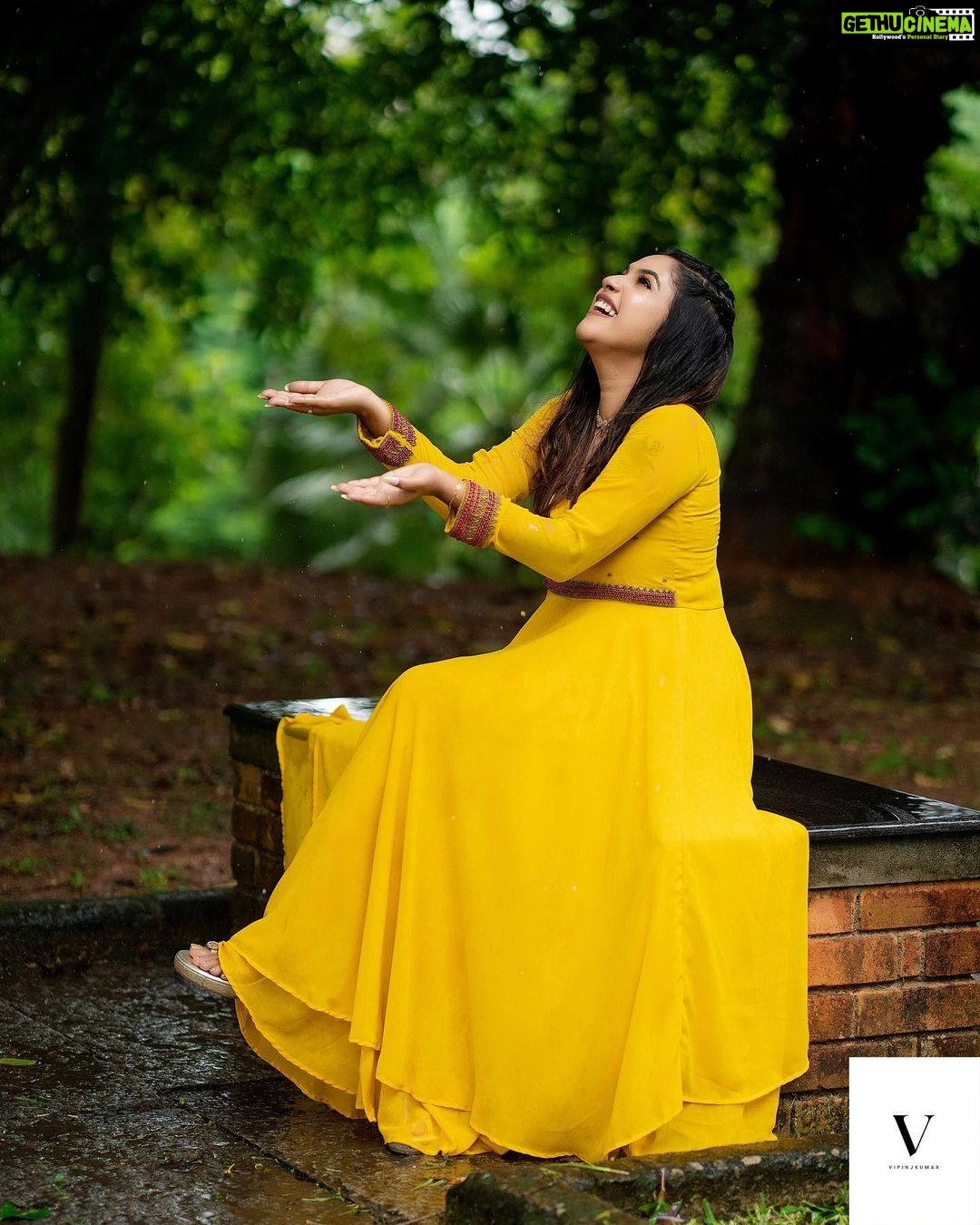 Amrutha Nair Instagram - മഴയേ തൂമഴയെ വാനം തൂകുന്ന പൂങ്കുയിലേ.. Outfit @orangefashionskdkl 📸 @vipinjkumar MUA @blushingtone_by_veenavineeth Jewelry @blushingtone_rental_jewellery