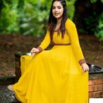 Amrutha Nair Instagram - മഴയേ തൂമഴയെ വാനം തൂകുന്ന പൂങ്കുയിലേ.. Outfit @orangefashionskdkl 📸 @vipinjkumar MUA @blushingtone_by_veenavineeth Jewelry @blushingtone_rental_jewellery