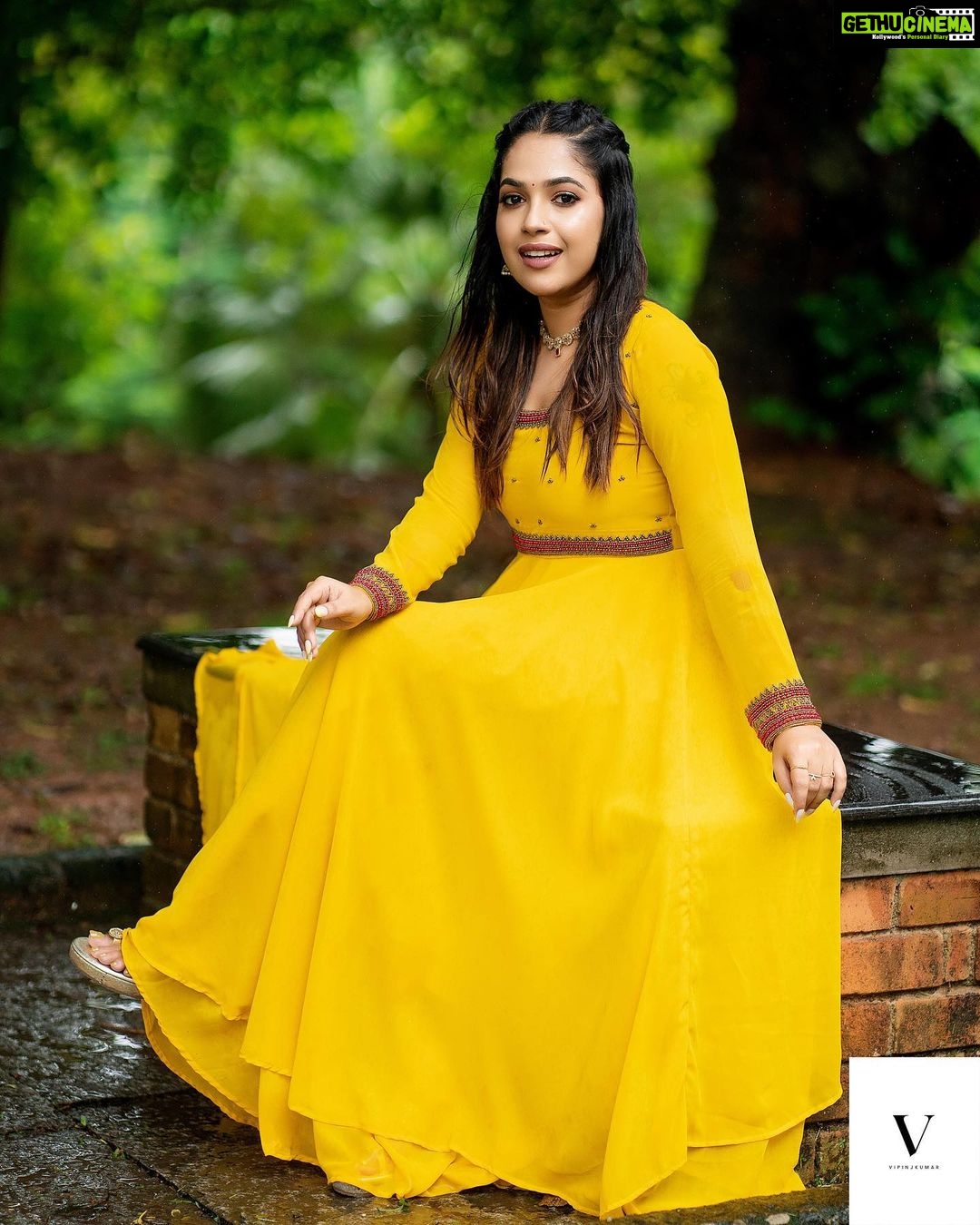 Amrutha Nair Instagram - മഴയേ തൂമഴയെ വാനം തൂകുന്ന പൂങ്കുയിലേ.. Outfit @orangefashionskdkl 📸 @vipinjkumar MUA @blushingtone_by_veenavineeth Jewelry @blushingtone_rental_jewellery