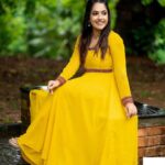 Amrutha Nair Instagram - മഴയേ തൂമഴയെ വാനം തൂകുന്ന പൂങ്കുയിലേ.. Outfit @orangefashionskdkl 📸 @vipinjkumar MUA @blushingtone_by_veenavineeth Jewelry @blushingtone_rental_jewellery