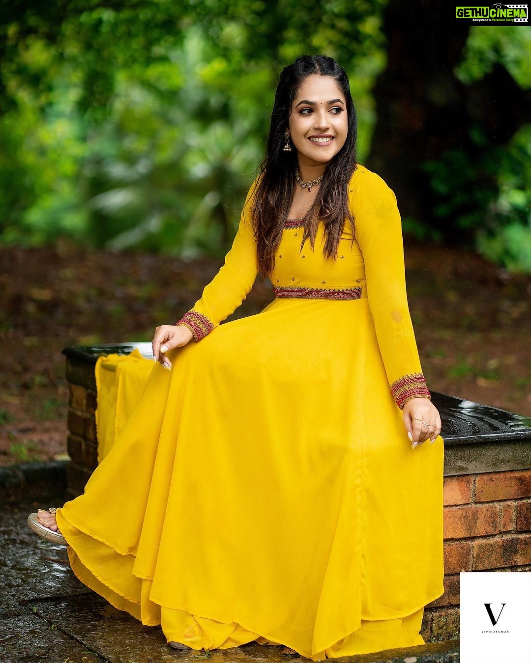Amrutha Nair Instagram - മഴയേ തൂമഴയെ വാനം തൂകുന്ന പൂങ്കുയിലേ.. Outfit @orangefashionskdkl 📸 @vipinjkumar MUA @blushingtone_by_veenavineeth Jewelry @blushingtone_rental_jewellery