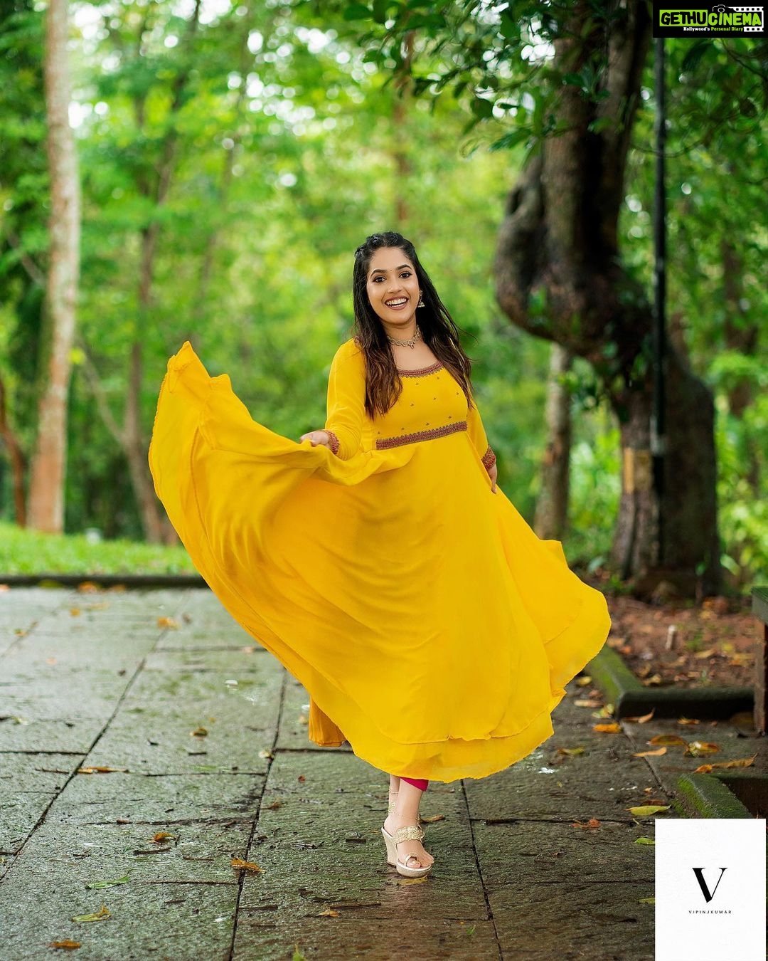 Amrutha Nair Instagram - Be your own reason to smile ♥️ 📸 @vipinjkumar Outfit @orangefashionskdkl MUA @blushingtone_by_veenavineeth Jewelry @blushingtone_rental_jewellery #trending #trendingreels #post #instagram #mallugirl #mallugram #sativiansmedia #amruthanairofficial