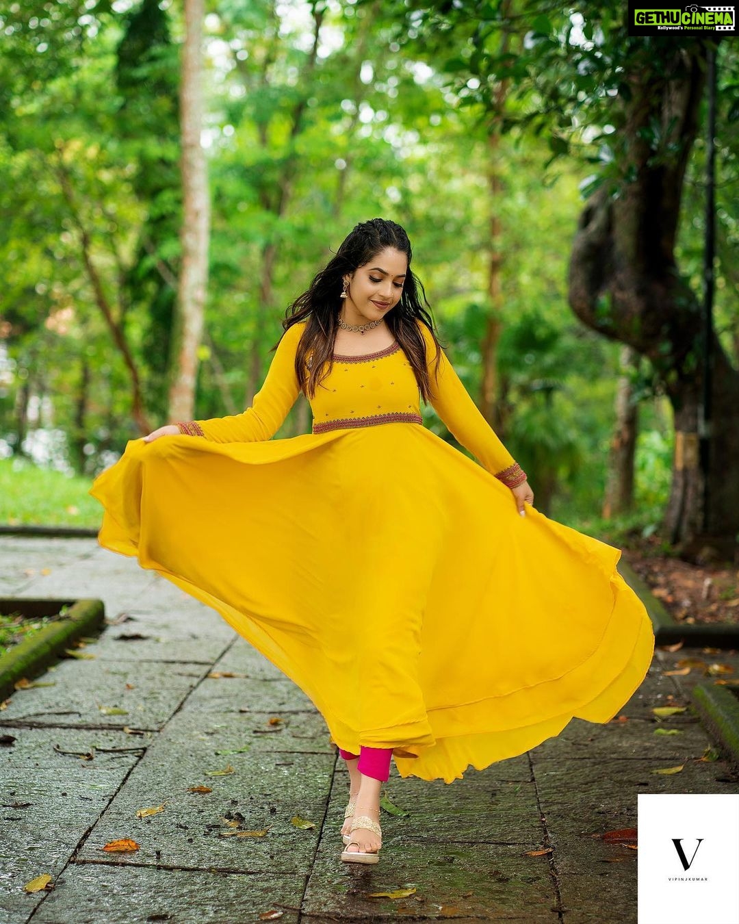 Amrutha Nair Instagram - Be your own reason to smile ♥️ 📸 @vipinjkumar Outfit @orangefashionskdkl MUA @blushingtone_by_veenavineeth Jewelry @blushingtone_rental_jewellery #trending #trendingreels #post #instagram #mallugirl #mallugram #sativiansmedia #amruthanairofficial