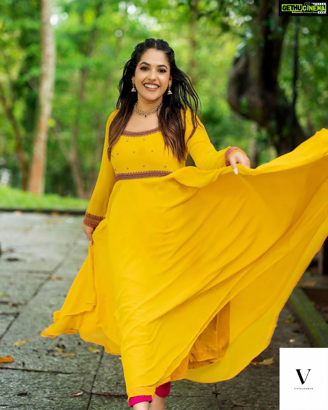 Amrutha Nair Instagram - Be your own reason to smile ♥️ 📸 @vipinjkumar Outfit @orangefashionskdkl MUA @blushingtone_by_veenavineeth Jewelry @blushingtone_rental_jewellery #trending #trendingreels #post #instagram #mallugirl #mallugram #sativiansmedia #amruthanairofficial