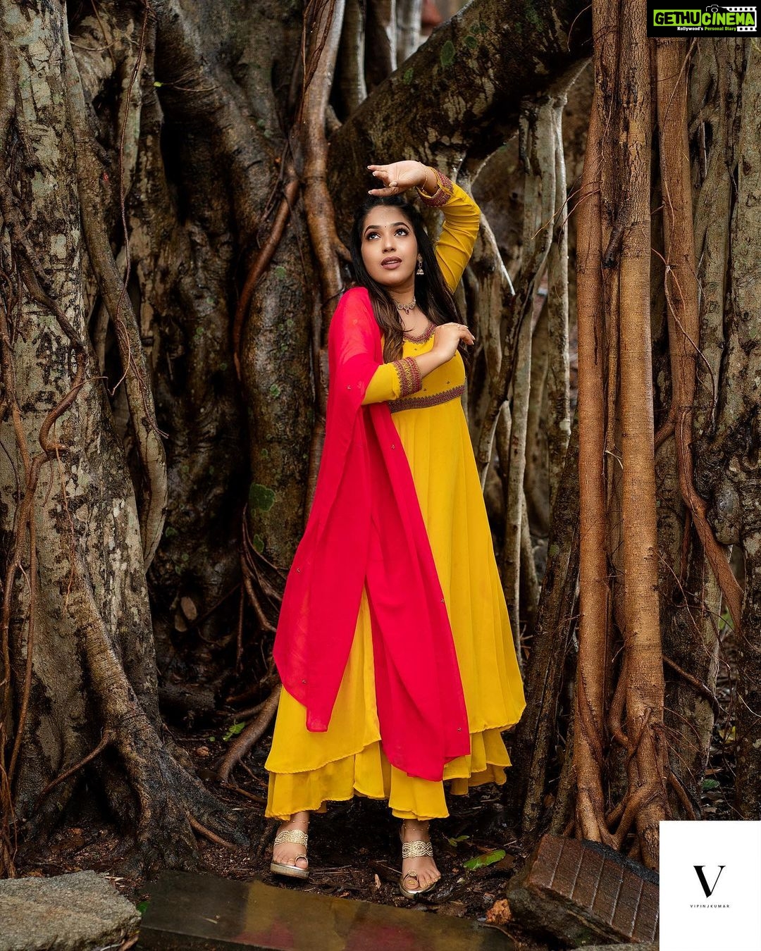 Amrutha Nair Instagram - Let me get into the roots and find my untold stories!! Outfit @orangefashionskdkl 📸 @vipinjkumar MUA @blushingtone_by_veenavineeth Jewelry @blushingtone_rental_jewellery