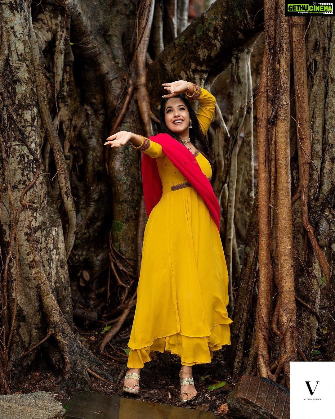 Amrutha Nair Instagram - Let me get into the roots and find my untold stories!! Outfit @orangefashionskdkl 📸 @vipinjkumar MUA @blushingtone_by_veenavineeth Jewelry @blushingtone_rental_jewellery