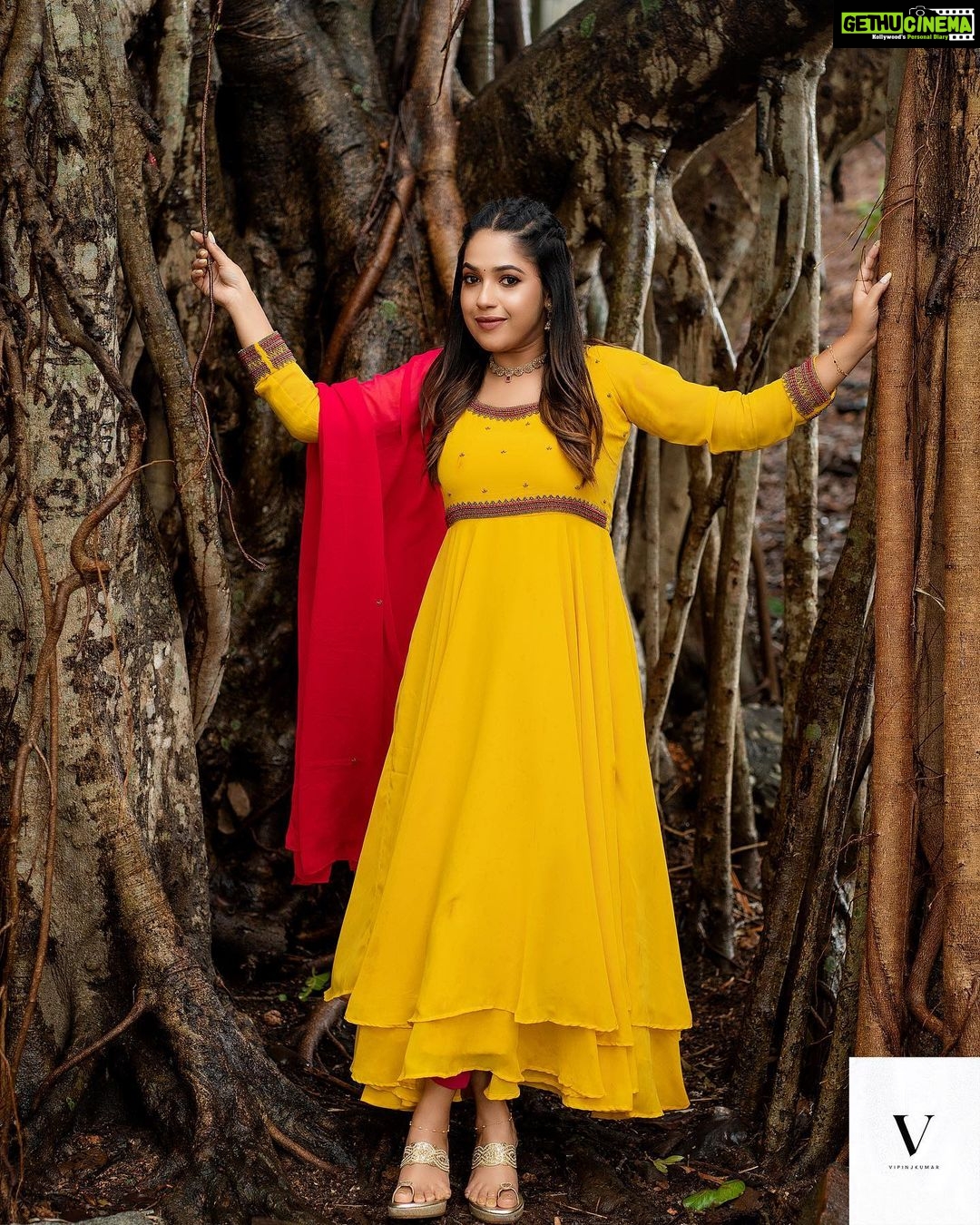 Amrutha Nair Instagram - Let me get into the roots and find my untold stories!! Outfit @orangefashionskdkl 📸 @vipinjkumar MUA @blushingtone_by_veenavineeth Jewelry @blushingtone_rental_jewellery