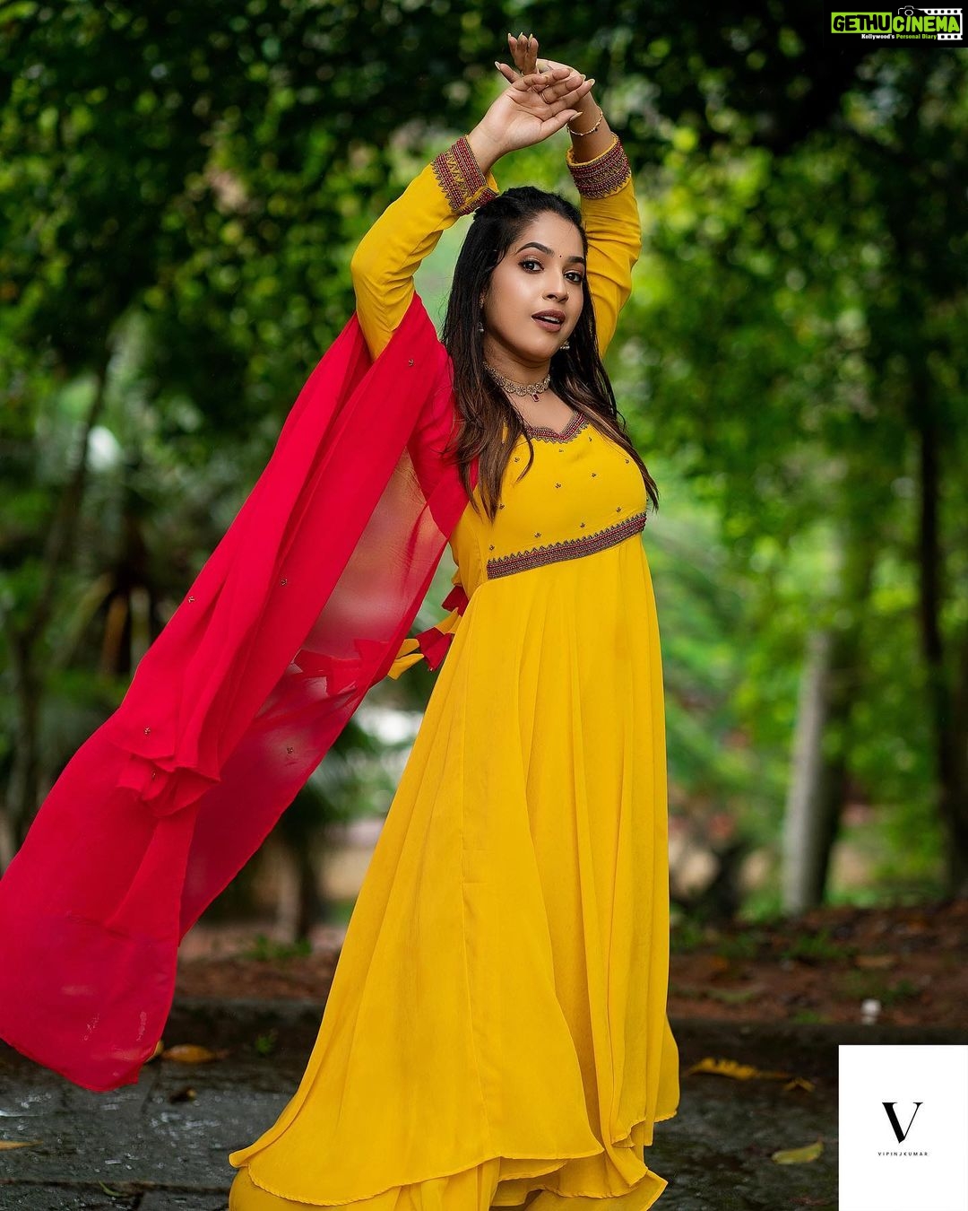 Amrutha Nair Instagram - Let me get into the roots and find my untold stories!! Outfit @orangefashionskdkl 📸 @vipinjkumar MUA @blushingtone_by_veenavineeth Jewelry @blushingtone_rental_jewellery