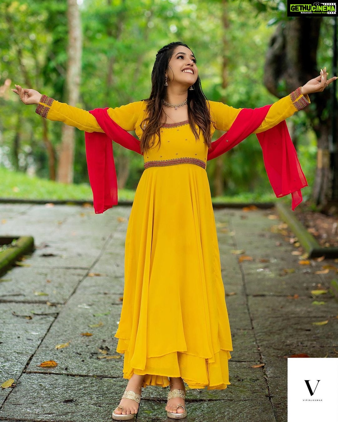 Amrutha Nair Instagram - Let me get into the roots and find my untold stories!! Outfit @orangefashionskdkl 📸 @vipinjkumar MUA @blushingtone_by_veenavineeth Jewelry @blushingtone_rental_jewellery