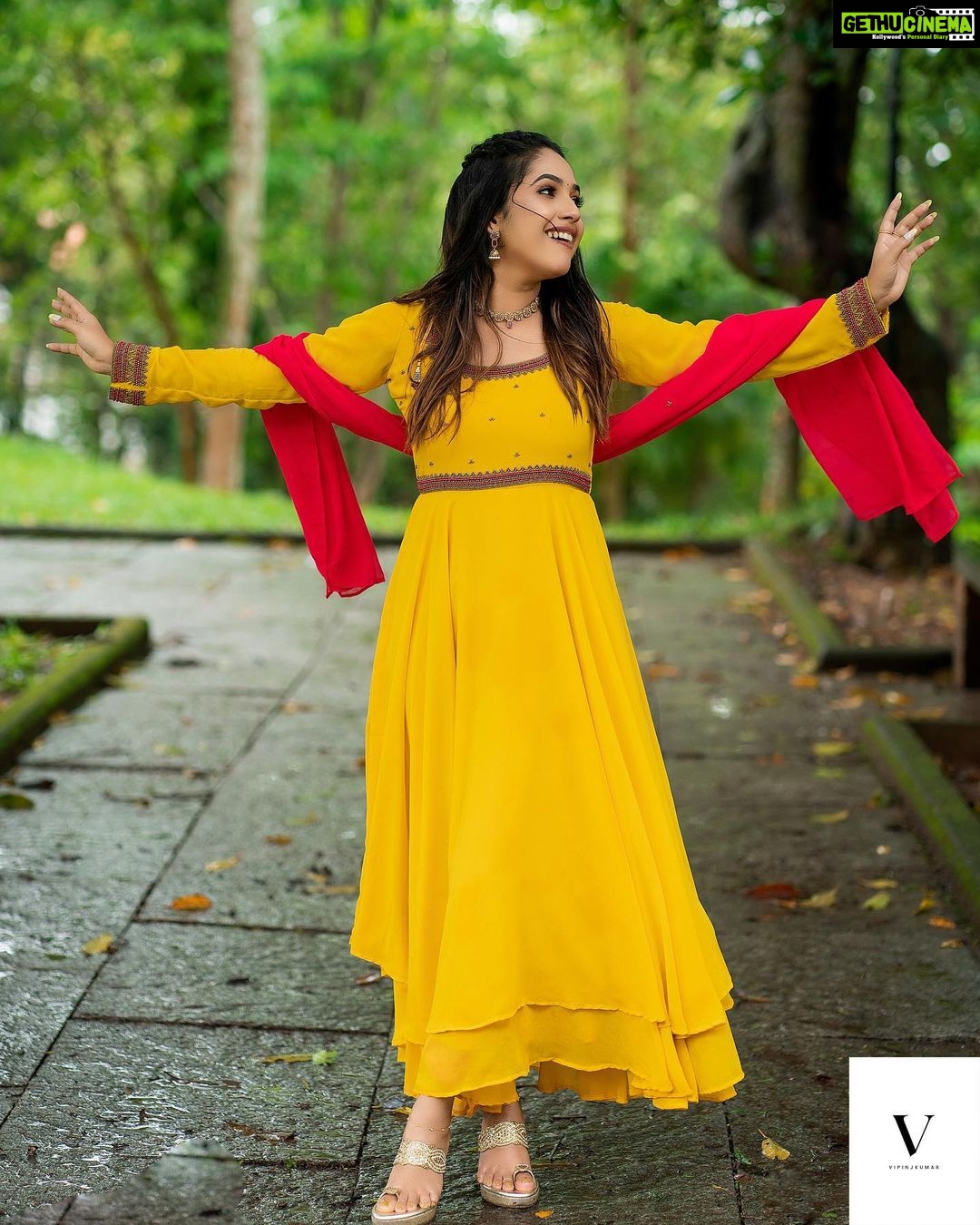 Amrutha Nair Instagram - Let me get into the roots and find my untold stories!! Outfit @orangefashionskdkl 📸 @vipinjkumar MUA @blushingtone_by_veenavineeth Jewelry @blushingtone_rental_jewellery