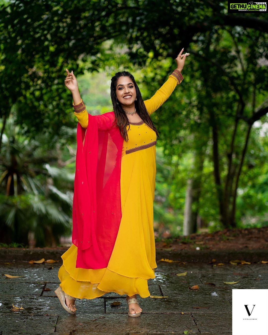 Amrutha Nair Instagram - Let me get into the roots and find my untold stories!! Outfit @orangefashionskdkl 📸 @vipinjkumar MUA @blushingtone_by_veenavineeth Jewelry @blushingtone_rental_jewellery