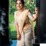 Amrutha Nair Instagram - ഒരു മാത്ര മാത്രം നീണ്ടു നിന്ന നിൻ മൃദുതരമാമൊരു കരസ്പർശനം അതു മതിയാകുമെനിക്കി ഒരായുസിലുടനീളം സാന്ത്വനമൊരു മാന്ത്രിക സ്പർശമായി.... 📸 @vipinjkumar Attire @saanshi_handloom_kuthambully MUA @blushingtone_by_veenavineeth Jewelry @canisaperidot