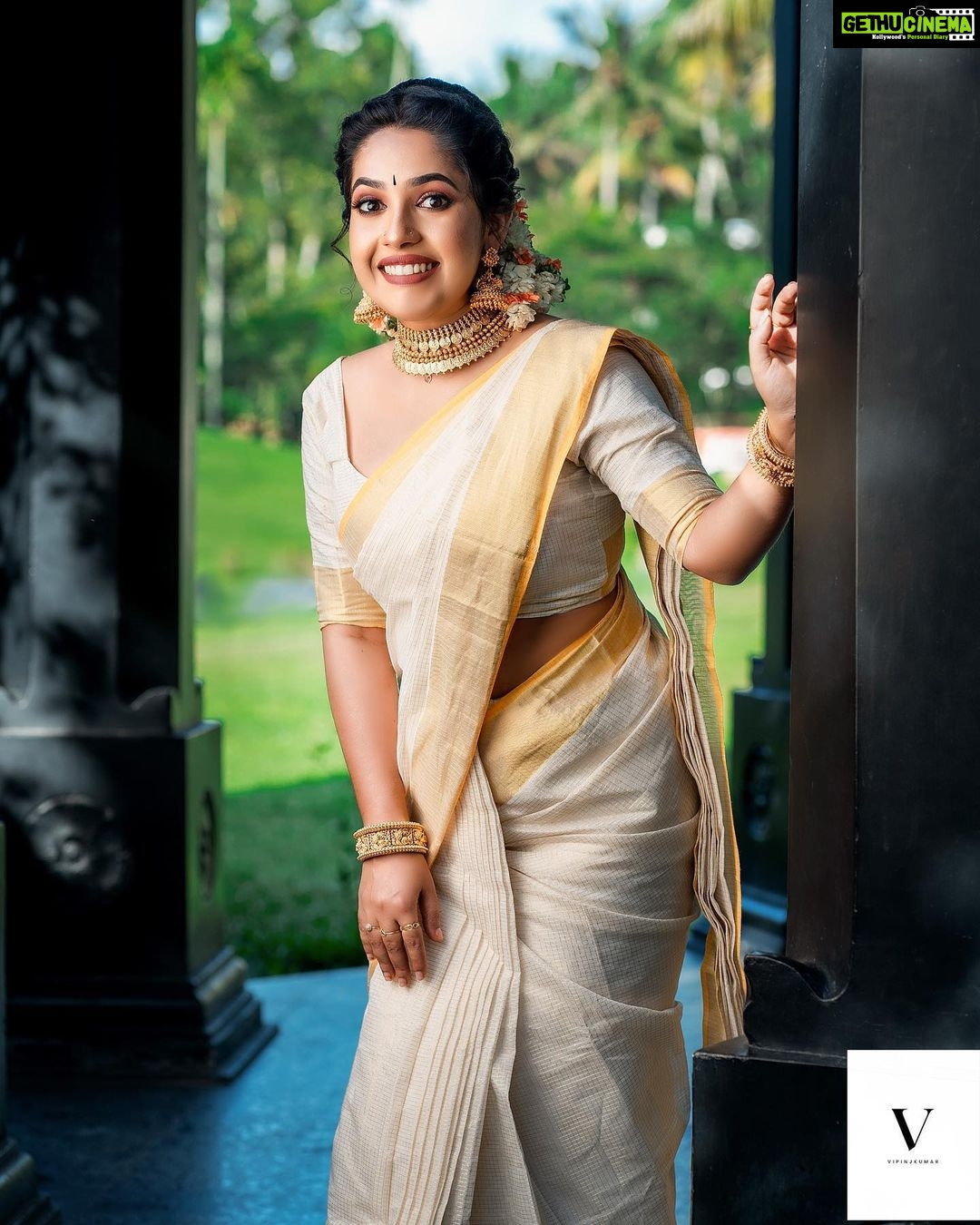 Amrutha Nair Instagram - ഒരു മാത്ര മാത്രം നീണ്ടു നിന്ന നിൻ മൃദുതരമാമൊരു കരസ്പർശനം അതു മതിയാകുമെനിക്കി ഒരായുസിലുടനീളം സാന്ത്വനമൊരു മാന്ത്രിക സ്പർശമായി.... 📸 @vipinjkumar Attire @saanshi_handloom_kuthambully MUA @blushingtone_by_veenavineeth Jewelry @canisaperidot