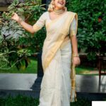 Amrutha Nair Instagram - ഒരു മാത്ര മാത്രം നീണ്ടു നിന്ന നിൻ മൃദുതരമാമൊരു കരസ്പർശനം അതു മതിയാകുമെനിക്കി ഒരായുസിലുടനീളം സാന്ത്വനമൊരു മാന്ത്രിക സ്പർശമായി.... 📸 @vipinjkumar Attire @saanshi_handloom_kuthambully MUA @blushingtone_by_veenavineeth Jewelry @canisaperidot