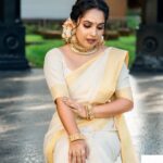 Amrutha Nair Instagram - ഒരു മാത്ര മാത്രം നീണ്ടു നിന്ന നിൻ മൃദുതരമാമൊരു കരസ്പർശനം അതു മതിയാകുമെനിക്കി ഒരായുസിലുടനീളം സാന്ത്വനമൊരു മാന്ത്രിക സ്പർശമായി.... 📸 @vipinjkumar Attire @saanshi_handloom_kuthambully MUA @blushingtone_by_veenavineeth Jewelry @canisaperidot