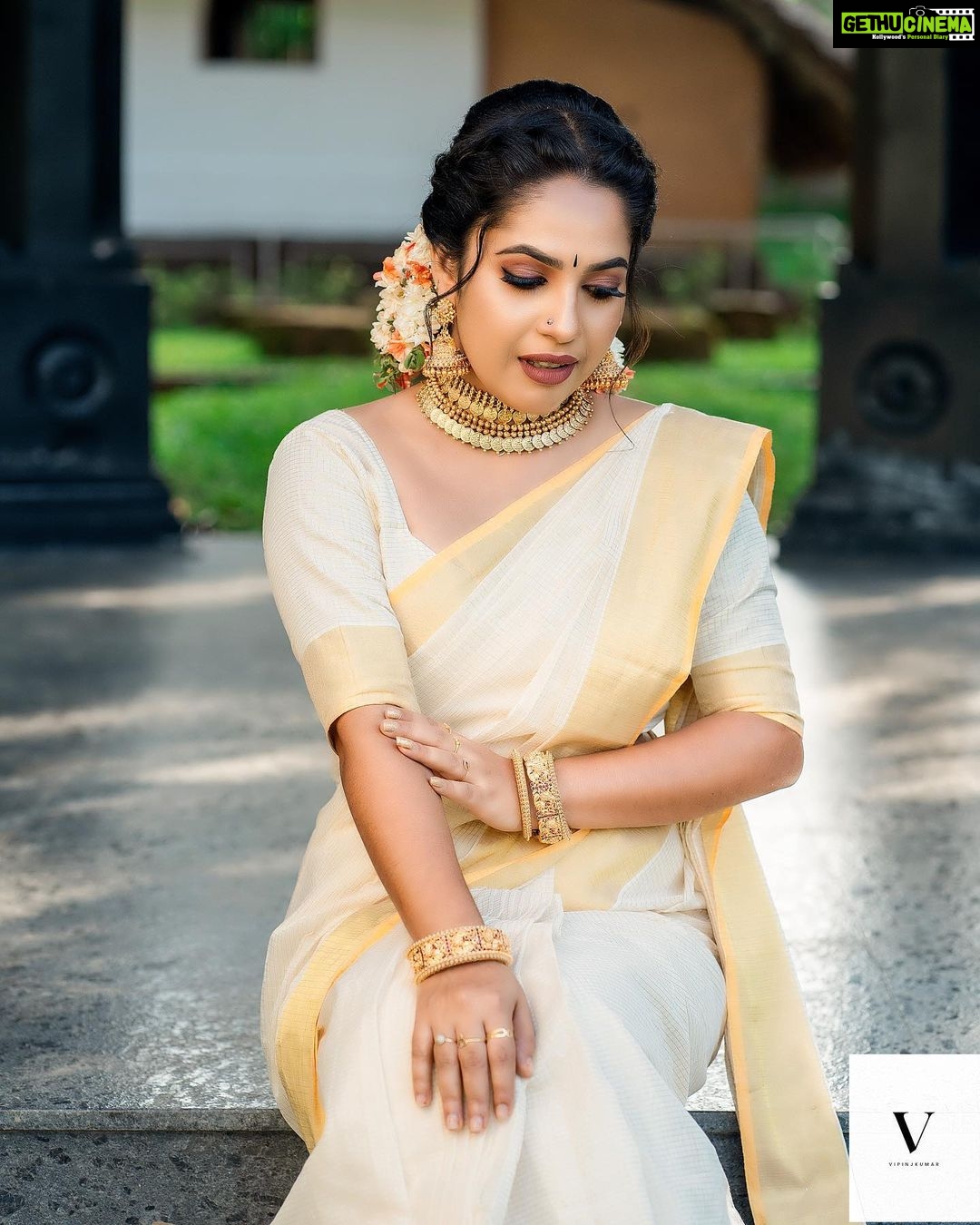 Amrutha Nair Instagram - ഒരു മാത്ര മാത്രം നീണ്ടു നിന്ന നിൻ മൃദുതരമാമൊരു കരസ്പർശനം അതു മതിയാകുമെനിക്കി ഒരായുസിലുടനീളം സാന്ത്വനമൊരു മാന്ത്രിക സ്പർശമായി.... 📸 @vipinjkumar Attire @saanshi_handloom_kuthambully MUA @blushingtone_by_veenavineeth Jewelry @canisaperidot