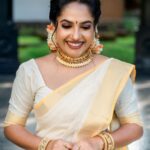 Amrutha Nair Instagram - ഒരു മാത്ര മാത്രം നീണ്ടു നിന്ന നിൻ മൃദുതരമാമൊരു കരസ്പർശനം അതു മതിയാകുമെനിക്കി ഒരായുസിലുടനീളം സാന്ത്വനമൊരു മാന്ത്രിക സ്പർശമായി.... 📸 @vipinjkumar Attire @saanshi_handloom_kuthambully MUA @blushingtone_by_veenavineeth Jewelry @canisaperidot