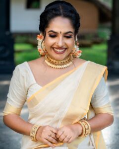 Amrutha Nair Instagram - ഒരു മാത്ര മാത്രം നീണ്ടു നിന്ന നിൻ മൃദുതരമാമൊരു കരസ്പർശനം അതു മതിയാകുമെനിക്കി ഒരായുസിലുടനീളം സാന്ത്വനമൊരു മാന്ത്രിക സ്പർശമായി.... 📸 @vipinjkumar Attire @saanshi_handloom_kuthambully MUA @blushingtone_by_veenavineeth Jewelry @canisaperidot