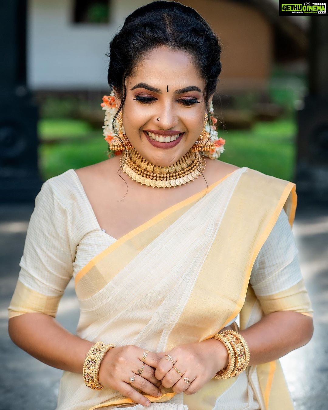 Amrutha Nair Instagram - ഒരു മാത്ര മാത്രം നീണ്ടു നിന്ന നിൻ മൃദുതരമാമൊരു കരസ്പർശനം അതു മതിയാകുമെനിക്കി ഒരായുസിലുടനീളം സാന്ത്വനമൊരു മാന്ത്രിക സ്പർശമായി.... 📸 @vipinjkumar Attire @saanshi_handloom_kuthambully MUA @blushingtone_by_veenavineeth Jewelry @canisaperidot