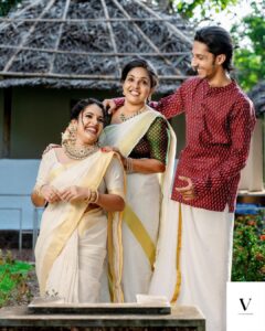 Amrutha Nair Instagram - അമ്മ മനസ്സ് തങ്കമനസ്സ്, മുറ്റത്തെ തുളസിപോലെ…

📸 @vipinjkumar 
Ma outfit @saanshi_handloom_kuthambully 
MUA @blushingtone_by_veenavineeth