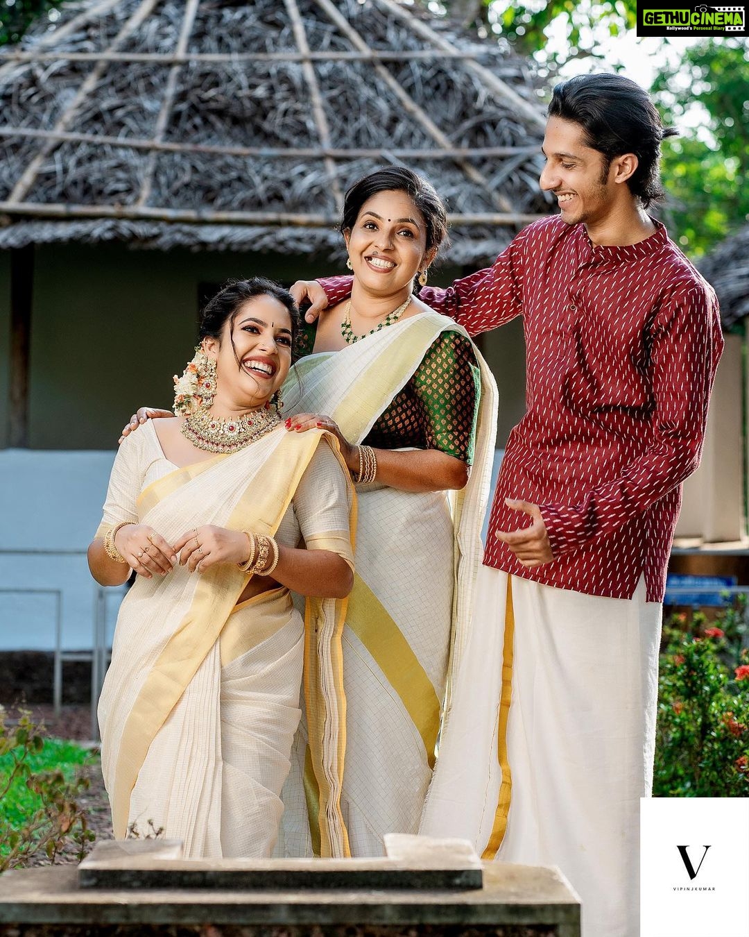 Amrutha Nair - 33K Likes - അമ്മ മനസ്സ് തങ്കമനസ്സ്, മുറ്റത്തെ തുളസിപോലെ…
📸 @vipinjkumar
Ma outfit @saanshi_handloom_kuthambully
MUA @blushingtone_by_veenavineeth