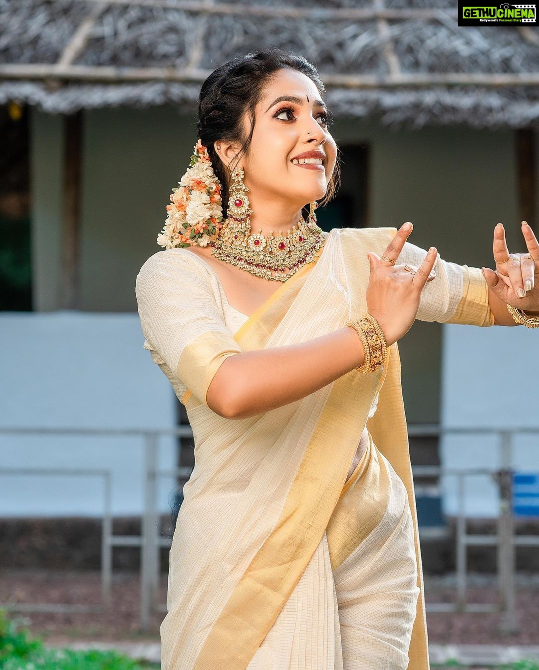 Amrutha Nair Instagram - ഒരിക്കൽ നിന്റെ പ്രണയം സ്വപ്നമായിരുന്നു ഇന്ന് നിന്റെ പ്രണയം എനിക്ക് സ്വന്തമായിരിക്കുന്നു പ്രാണൻപോലെ പ്രീയപ്പെട്ടതാകുന്നു… 📸 @vipinjkumar Attire @saanshi_handloom_kuthambully MUA @blushingtone_by_veenavineeth #trending #instagram #instalove #instagirls #sativiansmedia #mallugram #keralaattraction