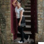 Amrutha Nair Instagram - Let the world run fast but I will pause for a while to get a snap ….. 📸 @vipinjkumar MUA @venus_paull Location @oceanovarkala Bag gift from @anoma_clothing @jing_jiu_trading_company #instagram #trending #viral #keralagram #sativiansmedia
