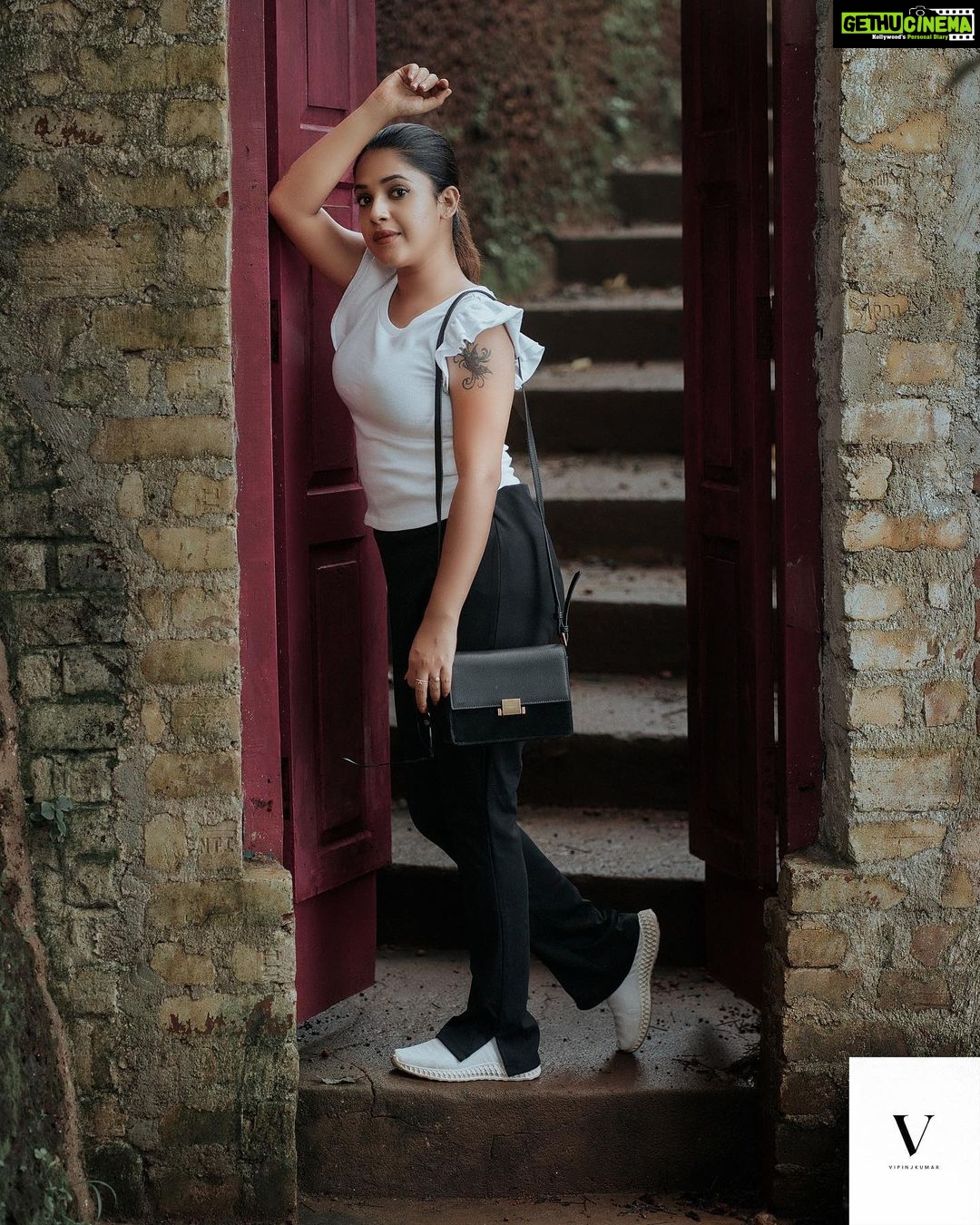 Amrutha Nair Instagram - Let the world run fast but I will pause for a while to get a snap ….. 📸 @vipinjkumar MUA @venus_paull Location @oceanovarkala Bag gift from @anoma_clothing @jing_jiu_trading_company #instagram #trending #viral #keralagram #sativiansmedia