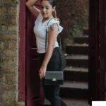 Amrutha Nair Instagram - Let the world run fast but I will pause for a while to get a snap ….. 📸 @vipinjkumar MUA @venus_paull Location @oceanovarkala Bag gift from @anoma_clothing @jing_jiu_trading_company #instagram #trending #viral #keralagram #sativiansmedia
