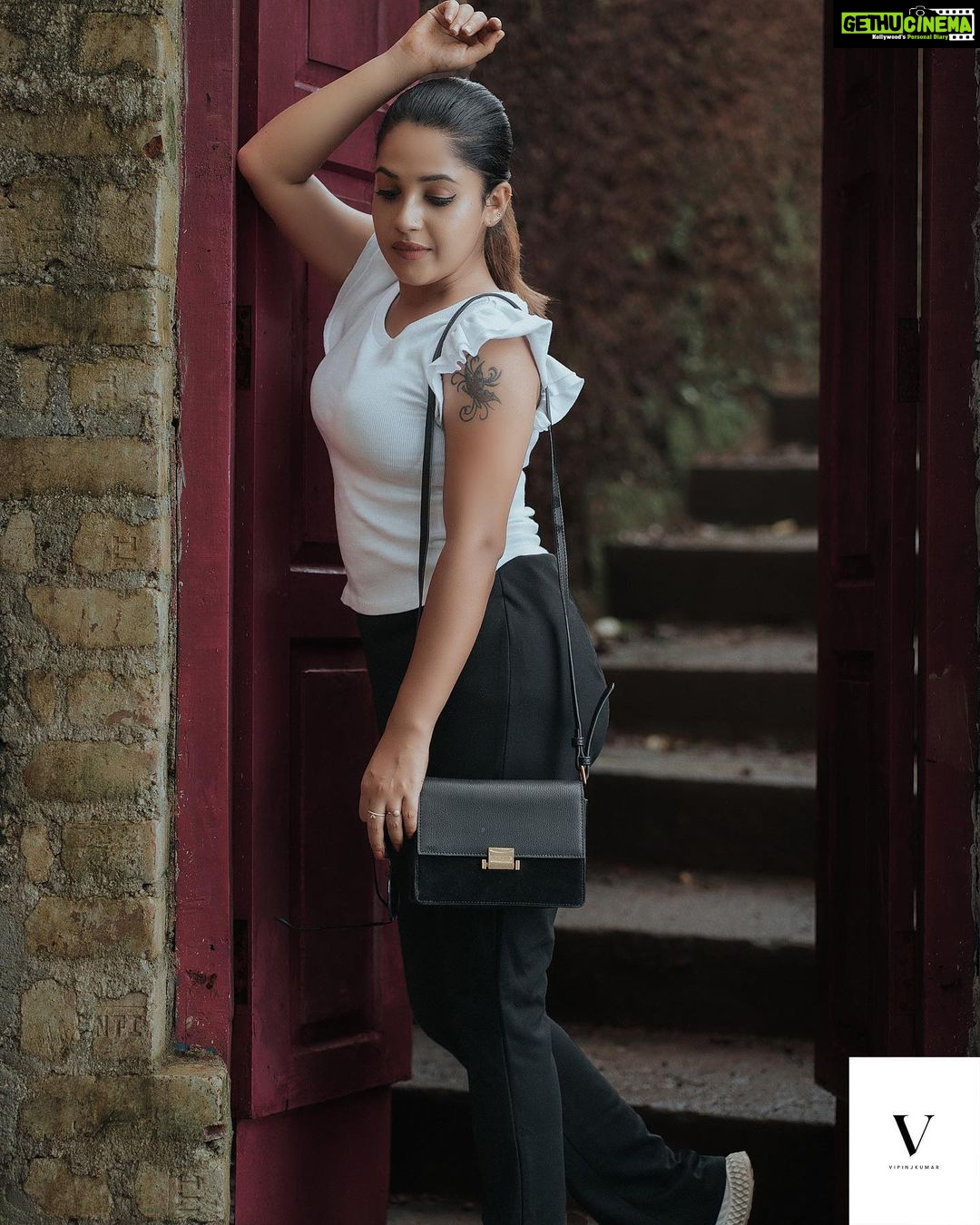 Amrutha Nair Instagram - Let the world run fast but I will pause for a while to get a snap ….. 📸 @vipinjkumar MUA @venus_paull Location @oceanovarkala Bag gift from @anoma_clothing @jing_jiu_trading_company #instagram #trending #viral #keralagram #sativiansmedia