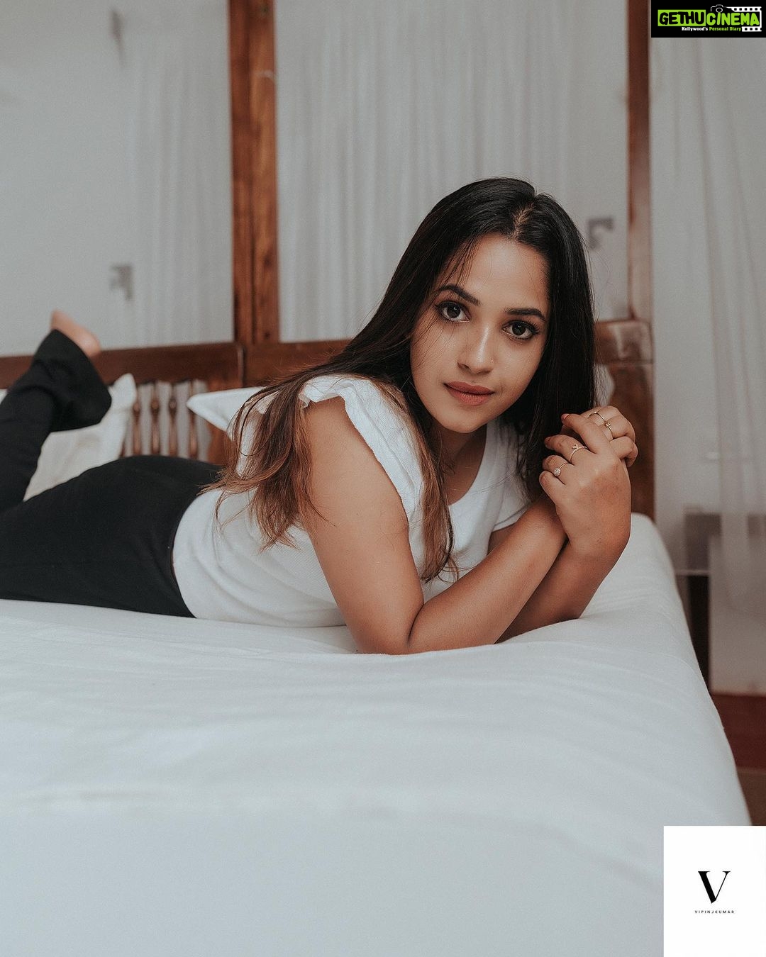 Amrutha Nair Instagram - I dont skate through life...i walk through it in nice pair of shoes!! 📸 @vipinjkumar Location @oceanovarkala #instagram #trending #popular #popularpic #model #modeling #shoot #shooting #lovequotes #loveislove #camera #happy #romantic #sativiansmedia #romance#room#mallugirl #keralagram