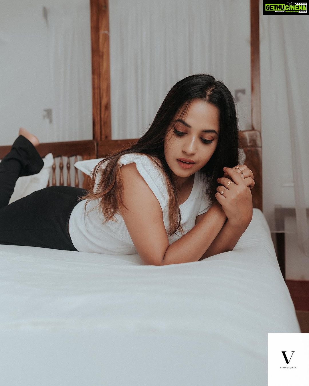 Amrutha Nair Instagram - I dont skate through life...i walk through it in nice pair of shoes!! 📸 @vipinjkumar Location @oceanovarkala #instagram #trending #popular #popularpic #model #modeling #shoot #shooting #lovequotes #loveislove #camera #happy #romantic #sativiansmedia #romance#room#mallugirl #keralagram