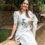 Amrutha Nair Instagram - പുതുതലമുറയിൽ നിന്നും മാറിക്കൊണ്ടിരിക്കുന്ന ഒരു കാഴ്ചയാണ് നാട്ടിൻപുറവും, കാവും, തോടും, മലകളും ഒക്കെ, നമ്മുടെ കേരളം എന്തുകൊണ്ടും മനോഹരമാക്കുന്നതും, മറ്റു പ്രദേശങ്ങളിലെ ആളുകൾ നമ്മുടെ കേരളത്തെ കൂടുതൽ ഇഷ്ടപ്പെടുന്നതും ഈ പച്ചപ്പും മനോഹാരിതയും കൊണ്ടു തന്നെ ആണ്. ❤️ പക്ഷെ ഓരോ ദിവസം കഴിയുംതോറും ഈ പറഞ്ഞ നമ്മുടെ കൊച്ചു കേരളം മാറി കൊണ്ടിരിക്കുന്നു. എന്നാലും വലിയ മാറ്റങ്ങൾ ഒന്ന് വലുതായിട്ട് തട്ടാതെ ഗ്രാമീണ ഭംഗി അതുപോലേ തന്നെ നിലനിർത്തി പോകുന്ന എന്റെ സ്വന്തം നാടാണ് പുന്നല🥰 ആ നാടിനെയും എട്ട് മലയും കാക്കുന്ന ഞങ്ങളുടെ പുന്നല അമ്മൂമ്മ കൊട്ടാരവും ❤️ #kaavu #naadu #peacful #naturephotography #naturelovers #natural #love #emotions #sativiansmedia Punnala Ammumma Kottaram