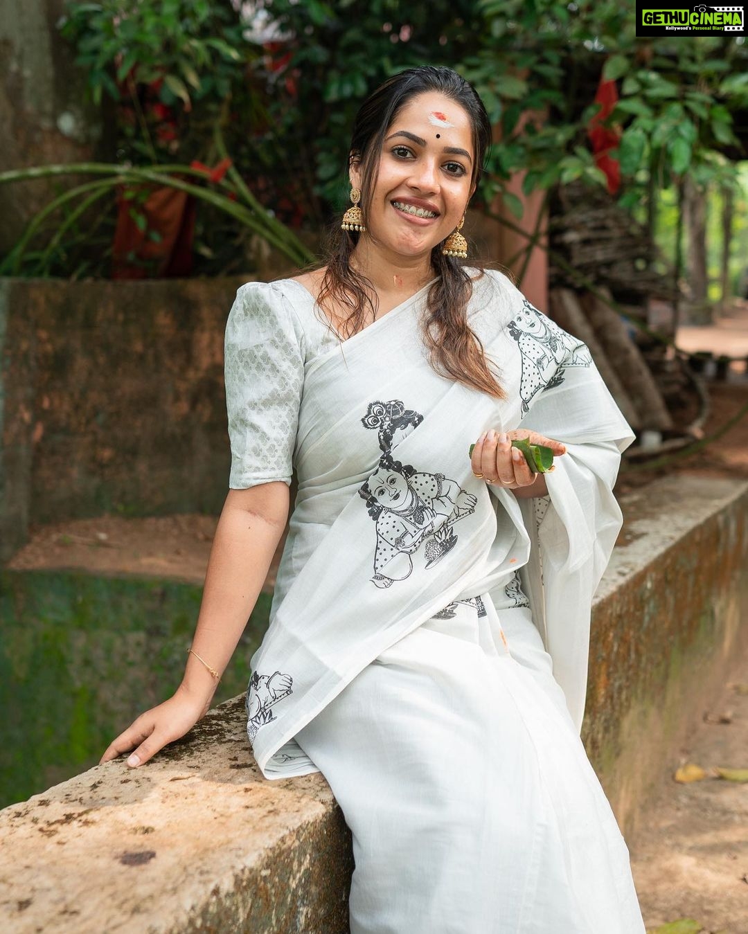 Amrutha Nair Instagram - പുതുതലമുറയിൽ നിന്നും മാറിക്കൊണ്ടിരിക്കുന്ന ഒരു കാഴ്ചയാണ് നാട്ടിൻപുറവും, കാവും, തോടും, മലകളും ഒക്കെ, നമ്മുടെ കേരളം എന്തുകൊണ്ടും മനോഹരമാക്കുന്നതും, മറ്റു പ്രദേശങ്ങളിലെ ആളുകൾ നമ്മുടെ കേരളത്തെ കൂടുതൽ ഇഷ്ടപ്പെടുന്നതും ഈ പച്ചപ്പും മനോഹാരിതയും കൊണ്ടു തന്നെ ആണ്. ❤️ പക്ഷെ ഓരോ ദിവസം കഴിയുംതോറും ഈ പറഞ്ഞ നമ്മുടെ കൊച്ചു കേരളം മാറി കൊണ്ടിരിക്കുന്നു. എന്നാലും വലിയ മാറ്റങ്ങൾ ഒന്ന് വലുതായിട്ട് തട്ടാതെ ഗ്രാമീണ ഭംഗി അതുപോലേ തന്നെ നിലനിർത്തി പോകുന്ന എന്റെ സ്വന്തം നാടാണ് പുന്നല🥰 ആ നാടിനെയും എട്ട് മലയും കാക്കുന്ന ഞങ്ങളുടെ പുന്നല അമ്മൂമ്മ കൊട്ടാരവും ❤️ #kaavu #naadu #peacful #naturephotography #naturelovers #natural #love #emotions #sativiansmedia Punnala Ammumma Kottaram