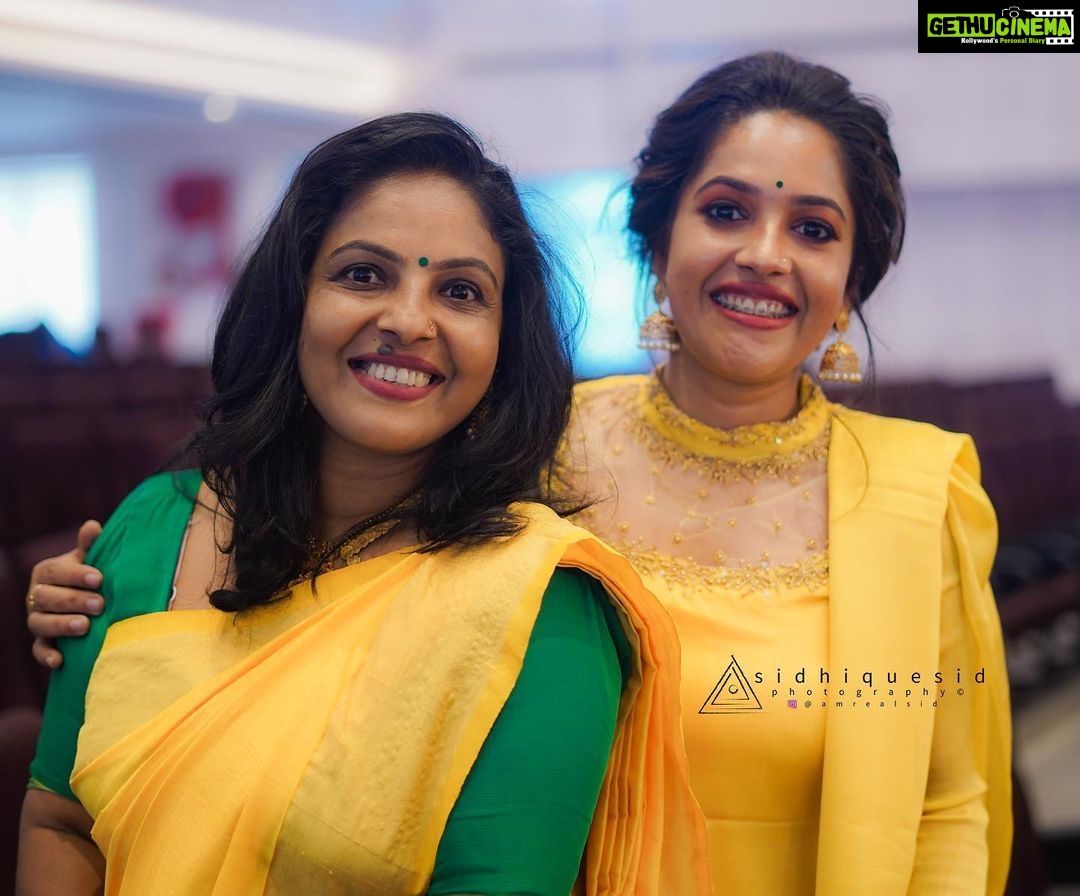 Amrutha Nair Instagram - Mom yellow yellow Outfit @shreyasboutique2016 MUA @roshnistvm Earring @chinkaari_collections 📸 @amrealsid #momlife #momos #momlove #daughterlove #daughter #modelling #modellife #shooting #sativiansmedia