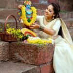 Amrutha Nair Instagram - ഒരിക്കൽകൂടി വിഷുകൈനീട്ടം ഏകാൻ ഒരു വിഷുക്കാലം എത്തി. എല്ലായിടത്തും സമൃദ്ധിയുടെയും സന്തോഷത്തിന്റെയും സ്നേഹത്തിന്റെയും കൊന്നപ്പൂക്കൾ വിരിയട്ടെ. വിഷുദിനാശംസകൾ❤️❤️❤️ 📸 @vipinjkumar Outfit @shreyasboutique2016 MUA @blushingtone_by_veenavineeth Accessories @advaitabyanjali #sativiansmedia Thiruvananthapuram, Kerala, India