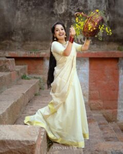 Amrutha Nair Instagram - കൊന്നപ്പൂവിന്റെ സമൃദ്ദിയും തുളസികതിരിന്റെ നൈർമല്യവും സ്വർണമണികൾ നിറഞ്ഞ നെല്ലോലത്തുമ്പിനെ തഴുകിയെത്തുന്ന കുളിർക്കാറ്റുമ്മായി വീണ്ടുമൊരു വിഷുക്കാലം വരവായി.. ❤

📸 @vipinjkumar 
Attire @shreyasboutique2016 
MUHA @blushingtone_by_veenavineeth 
Accessories @advaitabyanjali 
Mehendi @mehendi_by_zia 

 #amrutha #amruthanair #travelphotography #traditional #actorlife #artists #sativiansmedia