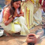 Amrutha Nair Instagram - നീണ്ട 2 വർഷത്തെ കാത്തിരിപ്പിനൊടുവിൽ നോമ്പുനോറ്റ് ആറ്റുകാലമ്മയുടെ മുന്നിൽ ഇതാ വീണ്ടും. വ്രതം നോറ്റു കാത്തിരുന്നു പ്രാർത്തനകളോടെ സർവ്വം അമ്മയ്ക്ക് മുന്നിൽ സമർപ്പിച്ചു പൊങ്കാല അർപ്പിച്ചു. എല്ലാ വിഷമങ്ങളും മറന്ന് തൊഴുകയ്യോടെ അമ്മയ്ക്കു മുന്നിൽ നിൽക്കുമ്പോൾ ഉള്ളിലെ സങ്കടങ്ങൾ എല്ലാം അമ്മയോട് പറഞ്ഞു പ്രാർത്ഥിക്കുമ്പോൾ എല്ലാം മറന്നു ആ നടയിൽ നിൽക്കുമ്പോൾ അതിലും വലിയ ഒരു സംതൃപ്തി വേറെ കിട്ടാനില്ല. മലയാളികൾക്ക് എന്നും പ്രിയപ്പെട്ട ആറ്റുകാലമ്മയും ആറ്റുകാൽ പൊങ്കാലയും ഒരിക്കലും മറക്കാനാവാത്ത അനുഭൂതിയാണ്. ഇനിയും വരും വർഷങ്ങളിലും മുടങ്ങാതെ അമ്മയ്ക്കു മുന്നിൽ പൊങ്കാല അർപ്പിക്കാൻ സാധിക്കട്ടെ 🙏🏻🙏🏻 ഇനി വീണ്ടും നീണ്ട ഒരു വർഷത്തെ കാത്തിരിപ്പ്.❤️ 📸. @sajithgopal8565 Attire. @hornbill_collections #sativiansmedia Attukal Bhagavathy Temple