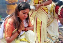 Amrutha Nair Instagram - നീണ്ട 2 വർഷത്തെ കാത്തിരിപ്പിനൊടുവിൽ നോമ്പുനോറ്റ് ആറ്റുകാലമ്മയുടെ മുന്നിൽ ഇതാ വീണ്ടും. വ്രതം നോറ്റു കാത്തിരുന്നു പ്രാർത്തനകളോടെ സർവ്വം അമ്മയ്ക്ക് മുന്നിൽ സമർപ്പിച്ചു പൊങ്കാല അർപ്പിച്ചു. എല്ലാ വിഷമങ്ങളും മറന്ന് തൊഴുകയ്യോടെ അമ്മയ്ക്കു മുന്നിൽ നിൽക്കുമ്പോൾ ഉള്ളിലെ സങ്കടങ്ങൾ എല്ലാം അമ്മയോട് പറഞ്ഞു പ്രാർത്ഥിക്കുമ്പോൾ എല്ലാം മറന്നു ആ നടയിൽ നിൽക്കുമ്പോൾ അതിലും വലിയ ഒരു സംതൃപ്തി വേറെ കിട്ടാനില്ല. മലയാളികൾക്ക് എന്നും പ്രിയപ്പെട്ട ആറ്റുകാലമ്മയും ആറ്റുകാൽ പൊങ്കാലയും ഒരിക്കലും മറക്കാനാവാത്ത അനുഭൂതിയാണ്. ഇനിയും വരും വർഷങ്ങളിലും മുടങ്ങാതെ അമ്മയ്ക്കു മുന്നിൽ പൊങ്കാല അർപ്പിക്കാൻ സാധിക്കട്ടെ 🙏🏻🙏🏻 ഇനി വീണ്ടും നീണ്ട ഒരു വർഷത്തെ കാത്തിരിപ്പ്.❤️ 📸. @sajithgopal8565 Attire. @hornbill_collections #sativiansmedia Attukal Bhagavathy Temple