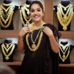 Amrutha Nair Instagram - സമൃദ്ധിയുടെയും വിജയത്തിന്റെയും സന്തോഷത്തിന്റെയും ഒരു പുതിയ തുടക്കമാകട്ടെ ഈ അക്ഷയതൃതീയ. ഏവർക്കും അക്ഷയതൃതീയ ആശംസകള്‍. @senjewellers 📸 @vipinjkumar Attire @kefistudio_by_diya MUA. @roshnistvm #sativiansmedia Thiruvananthapuram, Kerala, India