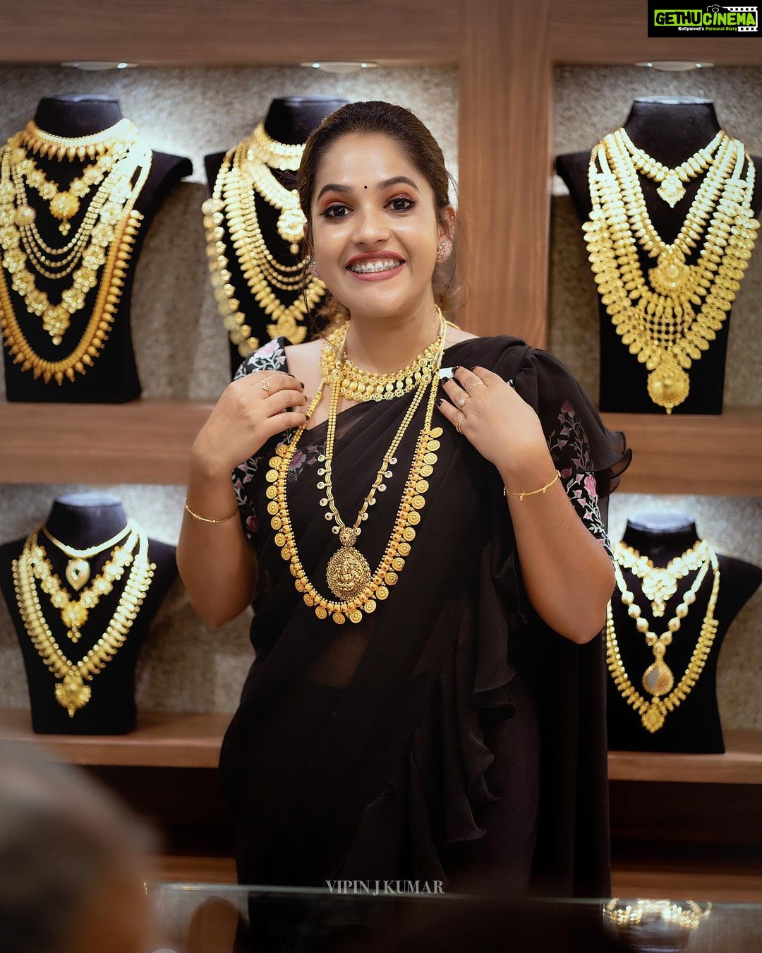 Amrutha Nair Instagram - സമൃദ്ധിയുടെയും വിജയത്തിന്റെയും സന്തോഷത്തിന്റെയും ഒരു പുതിയ തുടക്കമാകട്ടെ ഈ അക്ഷയതൃതീയ. ഏവർക്കും അക്ഷയതൃതീയ ആശംസകള്. @senjewellers 📸 @vipinjkumar Attire @kefistudio_by_diya MUA. @roshnistvm #sativiansmedia Thiruvananthapuram, Kerala, India