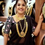 Amrutha Nair Instagram - സമൃദ്ധിയുടെയും വിജയത്തിന്റെയും സന്തോഷത്തിന്റെയും ഒരു പുതിയ തുടക്കമാകട്ടെ ഈ അക്ഷയതൃതീയ. ഏവർക്കും അക്ഷയതൃതീയ ആശംസകള്‍. @senjewellers 📸 @vipinjkumar Attire @kefistudio_by_diya MUA. @roshnistvm #sativiansmedia Thiruvananthapuram, Kerala, India