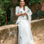 Amrutha Nair Instagram - പുതുതലമുറയിൽ നിന്നും മാറിക്കൊണ്ടിരിക്കുന്ന ഒരു കാഴ്ചയാണ് നാട്ടിൻപുറവും, കാവും, തോടും, മലകളും ഒക്കെ, നമ്മുടെ കേരളം എന്തുകൊണ്ടും മനോഹരമാക്കുന്നതും, മറ്റു പ്രദേശങ്ങളിലെ ആളുകൾ നമ്മുടെ കേരളത്തെ കൂടുതൽ ഇഷ്ടപ്പെടുന്നതും ഈ പച്ചപ്പും മനോഹാരിതയും കൊണ്ടു തന്നെ ആണ്. ❤️ പക്ഷെ ഓരോ ദിവസം കഴിയുംതോറും ഈ പറഞ്ഞ നമ്മുടെ കൊച്ചു കേരളം മാറി കൊണ്ടിരിക്കുന്നു. എന്നാലും വലിയ മാറ്റങ്ങൾ ഒന്ന് വലുതായിട്ട് തട്ടാതെ ഗ്രാമീണ ഭംഗി അതുപോലേ തന്നെ നിലനിർത്തി പോകുന്ന എന്റെ സ്വന്തം നാടാണ് പുന്നല🥰 ആ നാടിനെയും എട്ട് മലയും കാക്കുന്ന ഞങ്ങളുടെ പുന്നല അമ്മൂമ്മ കൊട്ടാരവും ❤️ #kaavu #naadu #peacful #naturephotography #naturelovers #natural #love #emotions #sativiansmedia Punnala Ammumma Kottaram