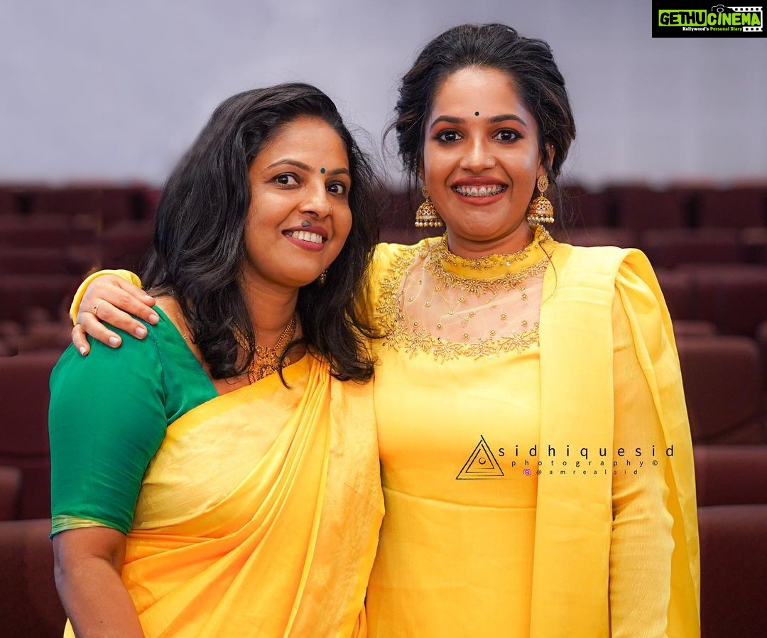 Amrutha Nair Instagram - Mom yellow yellow Outfit @shreyasboutique2016 MUA @roshnistvm Earring @chinkaari_collections 📸 @amrealsid #momlife #momos #momlove #daughterlove #daughter #modelling #modellife #shooting #sativiansmedia