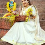 Amrutha Nair Instagram - ഒരിക്കൽകൂടി വിഷുകൈനീട്ടം ഏകാൻ ഒരു വിഷുക്കാലം എത്തി. എല്ലായിടത്തും സമൃദ്ധിയുടെയും സന്തോഷത്തിന്റെയും സ്നേഹത്തിന്റെയും കൊന്നപ്പൂക്കൾ വിരിയട്ടെ. വിഷുദിനാശംസകൾ❤️❤️❤️ 📸 @vipinjkumar Outfit @shreyasboutique2016 MUA @blushingtone_by_veenavineeth Accessories @advaitabyanjali #sativiansmedia Thiruvananthapuram, Kerala, India