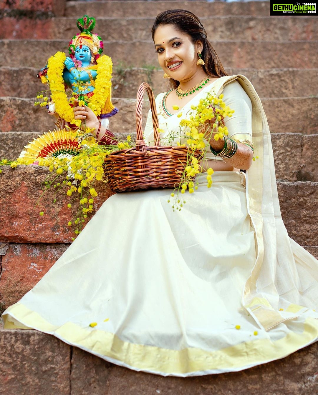 Amrutha Nair Instagram - ഒരിക്കൽകൂടി വിഷുകൈനീട്ടം ഏകാൻ ഒരു വിഷുക്കാലം എത്തി. എല്ലായിടത്തും സമൃദ്ധിയുടെയും സന്തോഷത്തിന്റെയും സ്നേഹത്തിന്റെയും കൊന്നപ്പൂക്കൾ വിരിയട്ടെ. വിഷുദിനാശംസകൾ❤️❤️❤️ 📸 @vipinjkumar Outfit @shreyasboutique2016 MUA @blushingtone_by_veenavineeth Accessories @advaitabyanjali #sativiansmedia Thiruvananthapuram, Kerala, India
