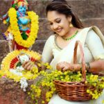 Amrutha Nair Instagram - ഒരിക്കൽകൂടി വിഷുകൈനീട്ടം ഏകാൻ ഒരു വിഷുക്കാലം എത്തി. എല്ലായിടത്തും സമൃദ്ധിയുടെയും സന്തോഷത്തിന്റെയും സ്നേഹത്തിന്റെയും കൊന്നപ്പൂക്കൾ വിരിയട്ടെ. വിഷുദിനാശംസകൾ❤️❤️❤️ 📸 @vipinjkumar Outfit @shreyasboutique2016 MUA @blushingtone_by_veenavineeth Accessories @advaitabyanjali #sativiansmedia Thiruvananthapuram, Kerala, India