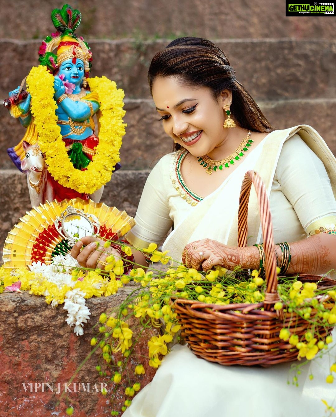 Amrutha Nair Instagram - ഒരിക്കൽകൂടി വിഷുകൈനീട്ടം ഏകാൻ ഒരു വിഷുക്കാലം എത്തി. എല്ലായിടത്തും സമൃദ്ധിയുടെയും സന്തോഷത്തിന്റെയും സ്നേഹത്തിന്റെയും കൊന്നപ്പൂക്കൾ വിരിയട്ടെ. വിഷുദിനാശംസകൾ❤️❤️❤️ 📸 @vipinjkumar Outfit @shreyasboutique2016 MUA @blushingtone_by_veenavineeth Accessories @advaitabyanjali #sativiansmedia Thiruvananthapuram, Kerala, India