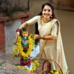 Amrutha Nair Instagram - ഒരിക്കൽകൂടി വിഷുകൈനീട്ടം ഏകാൻ ഒരു വിഷുക്കാലം എത്തി. എല്ലായിടത്തും സമൃദ്ധിയുടെയും സന്തോഷത്തിന്റെയും സ്നേഹത്തിന്റെയും കൊന്നപ്പൂക്കൾ വിരിയട്ടെ. വിഷുദിനാശംസകൾ❤️❤️❤️ 📸 @vipinjkumar Outfit @shreyasboutique2016 MUA @blushingtone_by_veenavineeth Accessories @advaitabyanjali #sativiansmedia Thiruvananthapuram, Kerala, India