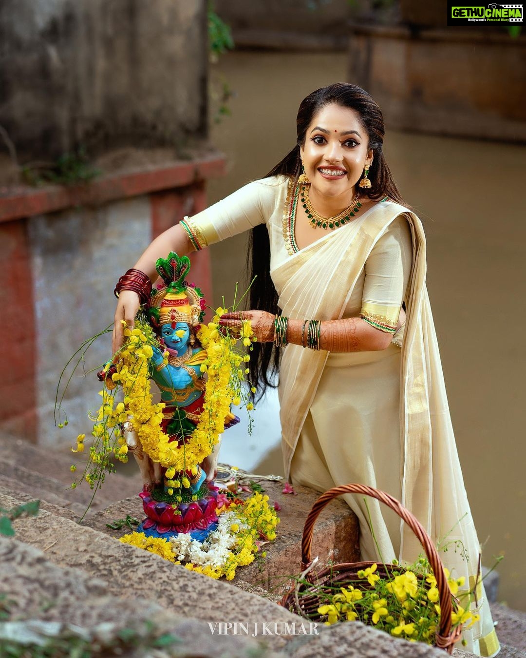 Amrutha Nair Instagram - ഒരിക്കൽകൂടി വിഷുകൈനീട്ടം ഏകാൻ ഒരു വിഷുക്കാലം എത്തി. എല്ലായിടത്തും സമൃദ്ധിയുടെയും സന്തോഷത്തിന്റെയും സ്നേഹത്തിന്റെയും കൊന്നപ്പൂക്കൾ വിരിയട്ടെ. വിഷുദിനാശംസകൾ❤️❤️❤️ 📸 @vipinjkumar Outfit @shreyasboutique2016 MUA @blushingtone_by_veenavineeth Accessories @advaitabyanjali #sativiansmedia Thiruvananthapuram, Kerala, India